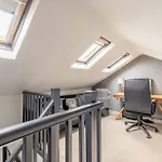 Stylish 2-Bed House With Office And Private Garden